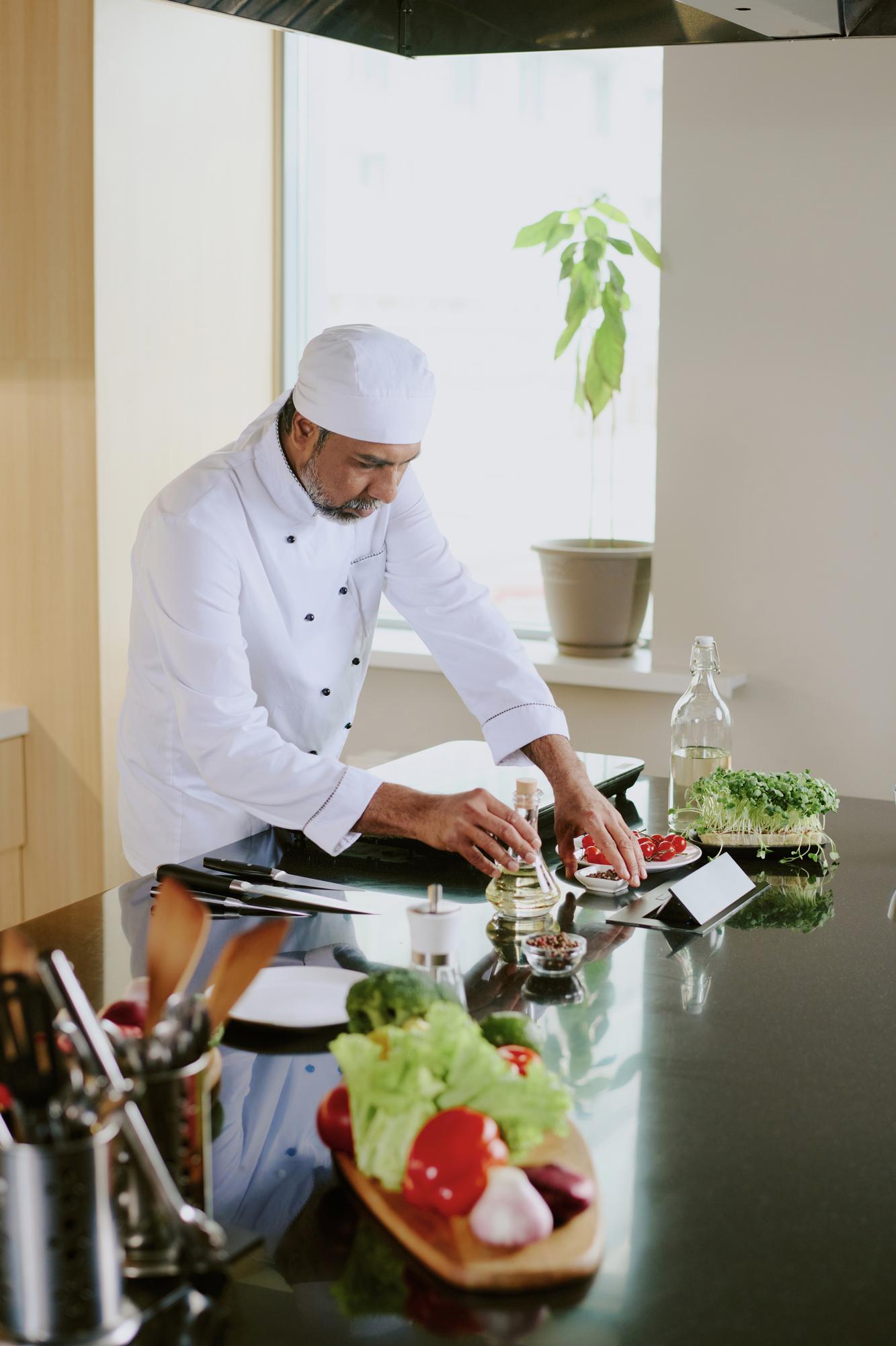 Moderni virtuvė su šviežiais ingredientais